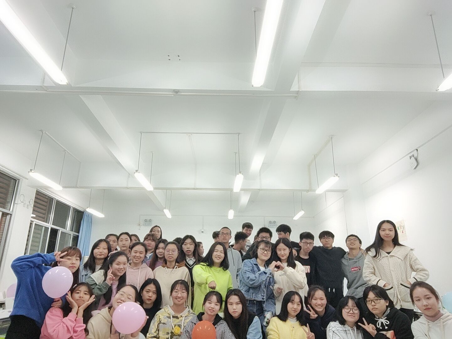 【特色团会】手拉手 心连心 增强班级凝聚力——教师教育学院2019级小教3班开展特色团会-第1张图片-ZBLOG