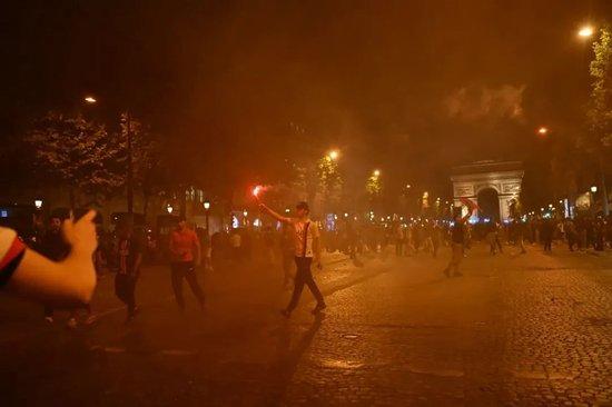 一觉醒来，巴黎又成了战区，原因让人哭笑不得-第4张图片-ZBLOG