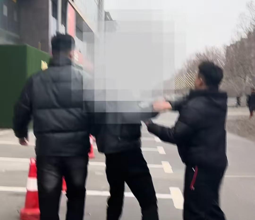 “白社会”大哥出手，“姑娘，躲到我身后”-第17张图片-ZBLOG