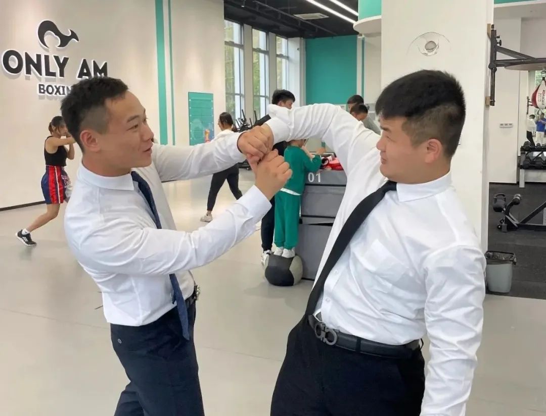 “白社会”大哥出手，“姑娘，躲到我身后”-第9张图片-ZBLOG